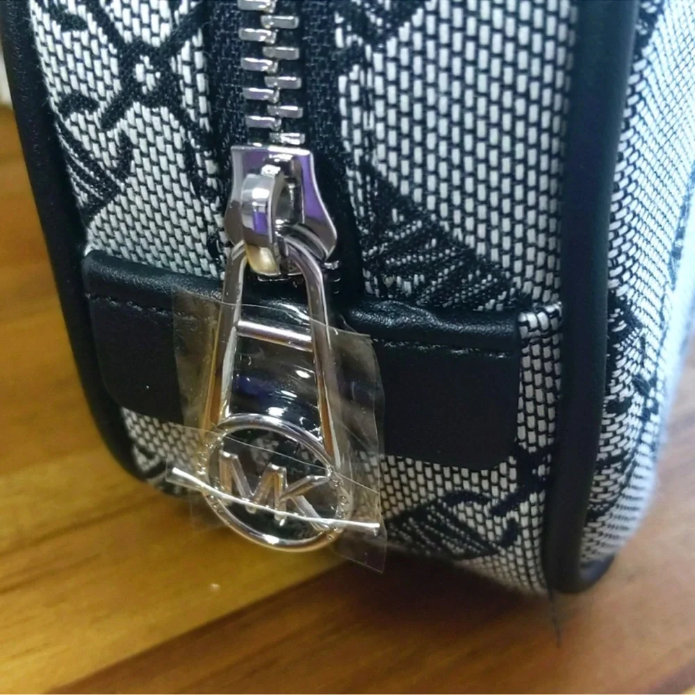 NWT Michael Kors fanny pack 🖤 NWT . Black and gray. L/XL - Picture 7 of 11